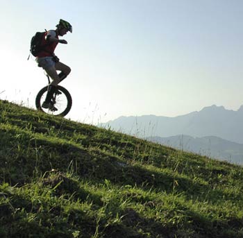 Einradfahrer am Berg, Quelle: pixelquelle.de